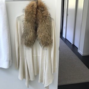 Cashmere sweater with detachable fur collar